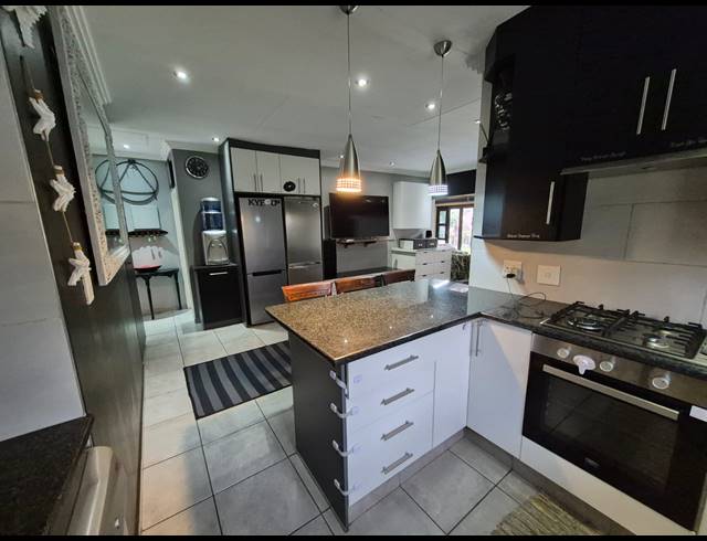 2 BEDROOM TOWNHOUSE FOR SALE IN PEACEHAVEN